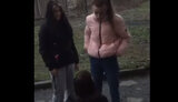 "Ах ты е#аная! Конченая дура, тупая, я тебя сейчас у#бу!": подростки избивают сверстницу в 15-й школе Кривого Рога. ВИДЕО