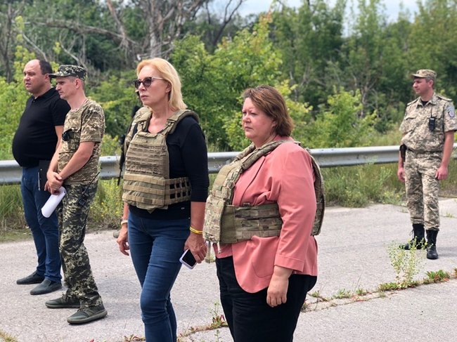 64 convicts transferred from occupied Donbas to government-controlled Ukraine 01