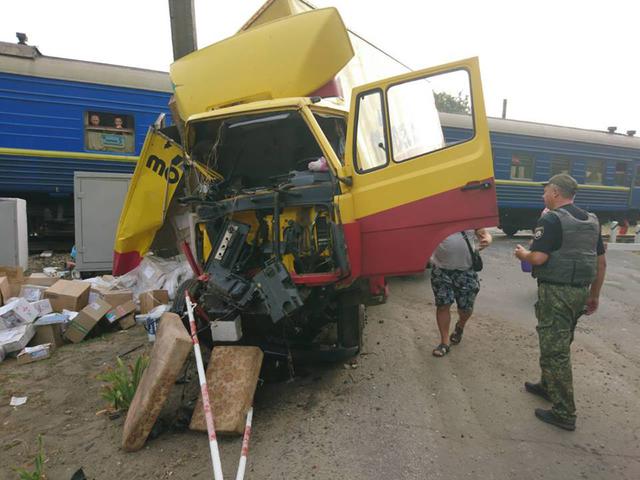 В Луганской области пассажирский поезд протаранил грузовик 04