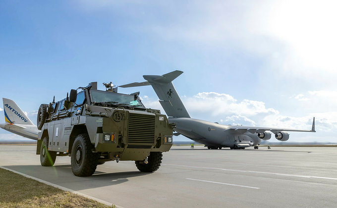 До Європи прибули австралійські бронемашини Bushmaster для України 01