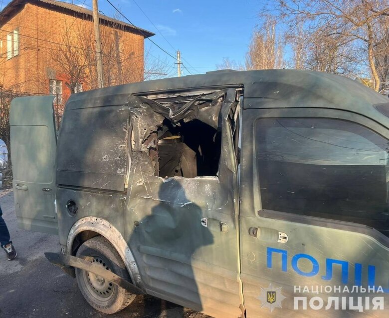 Влучання дрона в поліцейське авто