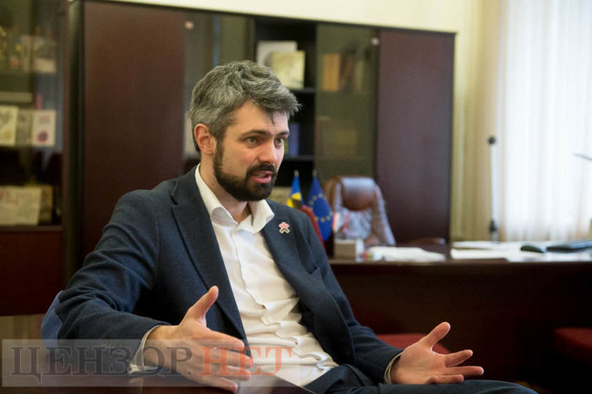 Місцева влада зазвичай видихає з легкістю, коли хтось самостійно демонтує об’єкти, що підлягають декомунізації, - директор Інституту нацпам’яті Антон Дробович 05