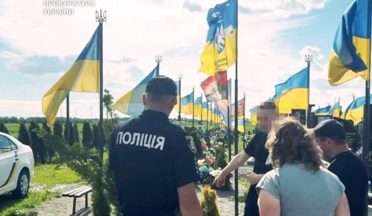 Жителька Хмельниччини отримала вирок за наругу над могилою Героя України, льотчика Олексія Меся. ФОТО