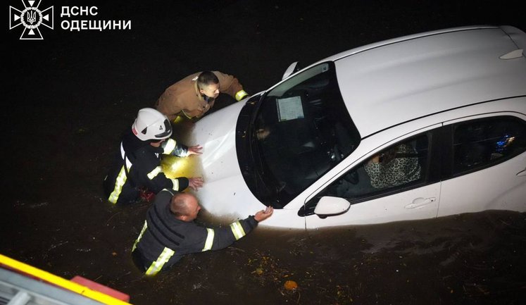 Через негоду в Одесі загинула родина з 5 осіб: їх накрила хвиля