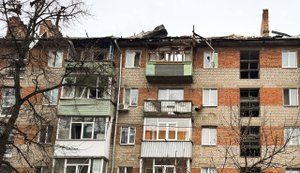 Російський БпЛА влучив у житловий будинок у Сумах: виникла пожежа. ФОТО