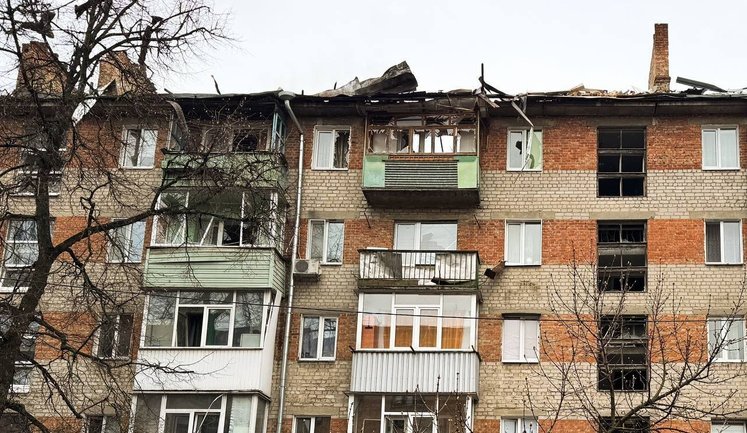 Російський БпЛА влучив у житловий будинок у Сумах: виникла пожежа. ФОТО