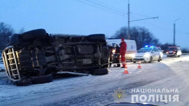 Двоє людей загинули, шестеро - госпіталізовані внаслідок ДТП в Івано-Франківській області, - поліція 03