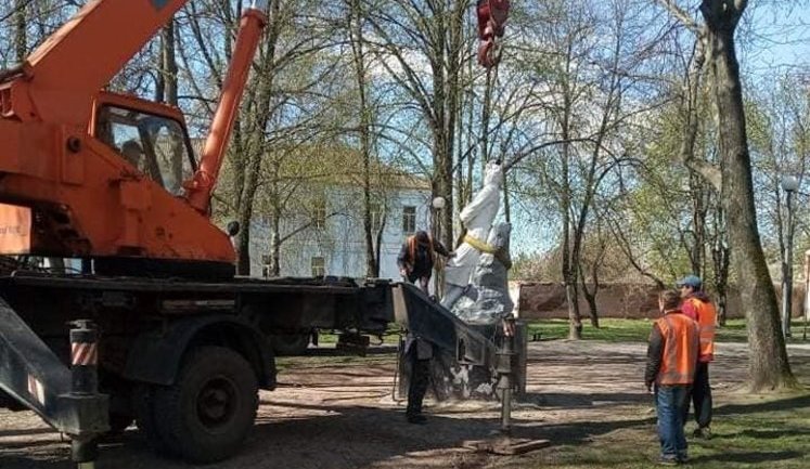 У памятника Пушкину в Конотопе при демонтаже отвалилась голова. ФОТО