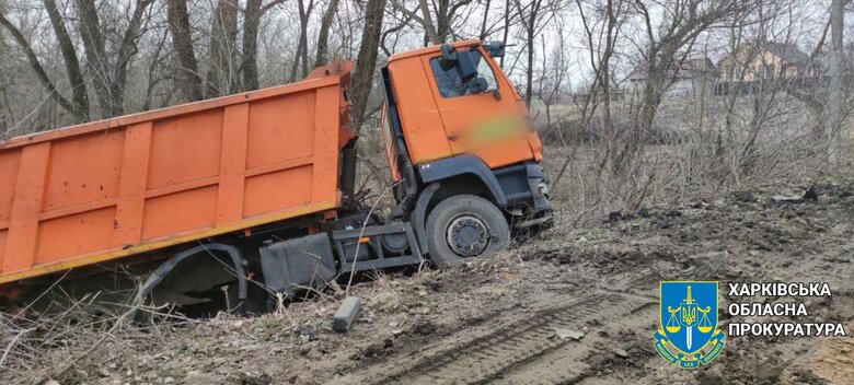 На Харківщині водій вантажівки підірвався на міні 02