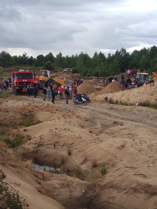 Зсув піску в карєрі на Рівненщині: рятувальники знайшли тіло другої дитини 03