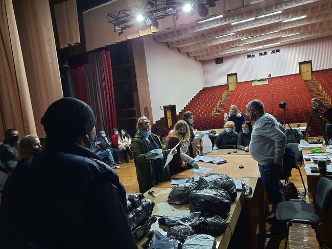 Васильківська ТВК затягує підрахунок голосів в інтересах Слуги народу, - член ТВК Плескач 02