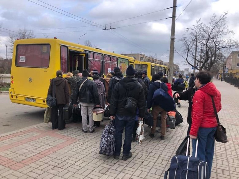 Conditional humanitarian corridor: Almost 1,500 residents were taken out of Luhansk region to sound of shelling 01