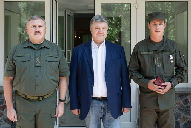 Порошенко наградил медалью нацгвардейца Добровольского, оказавшего первую медпомощь пострадавшей от взрыва на ул. Грушевского 04