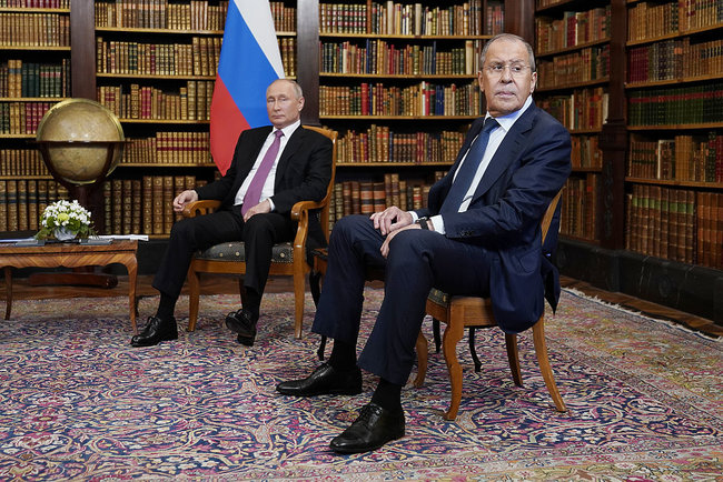 Байден і Путін проводять зустріч у Женеві: Переговори у вузькому складі завершені, продовжувалися майже 2 години 04