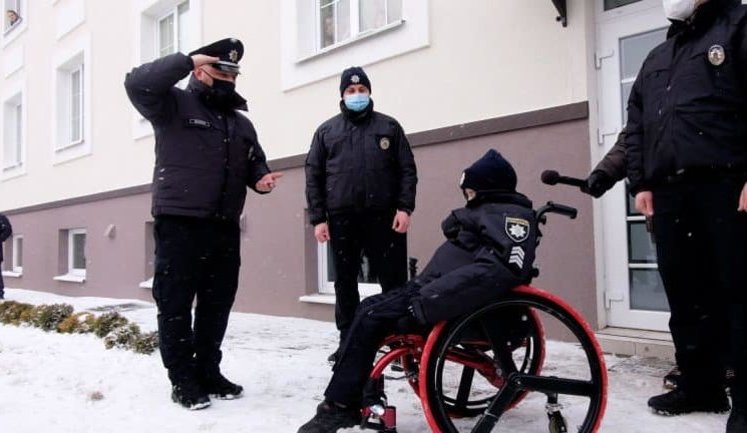 У Чернівцях 10-річного хлопчика, який помирає від 4 стадії раку, "прийняли" до лав поліції. Це була його мрія. ВІДЕО+ФОТОрепортаж