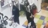 "Дурка косит наши ряды", - в отделении почты в ответ на замечание женщина надела трусы вместо маски. ВИДЕО камер наблюдения