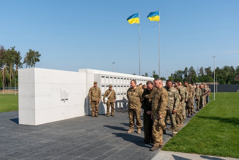 На Национальном военном мемориальном кладбище похоронили первого бойца
