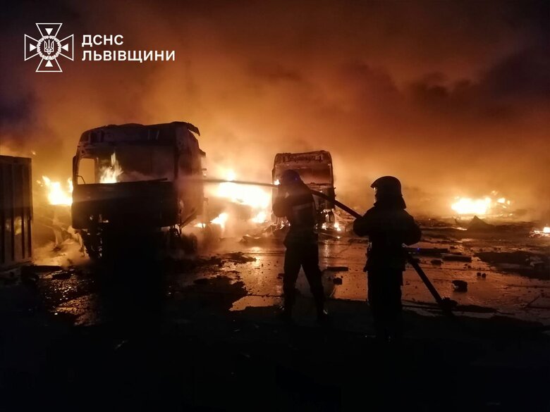 Пожежа на Львівщині: горіло 4 великовантажних автомобілі.