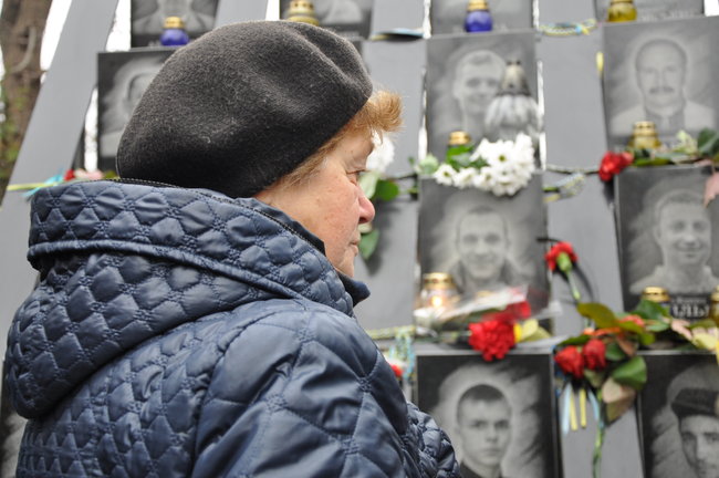 Поминальный молебен прошел на аллее Героев Небесной Сотни в Киеве 16