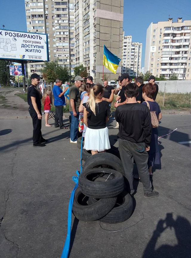 Мешканці Позняків, які протестують проти будівництва АЗС біля будинків, відмовляються розблокувати дорогу на вулиці Ревуцького 02