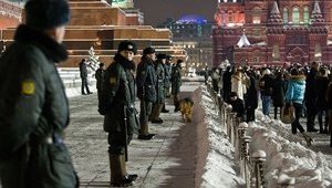Новый год под конвоем. В Москве и Киеве готовятся к встрече Нового года. ФОТОрепортаж