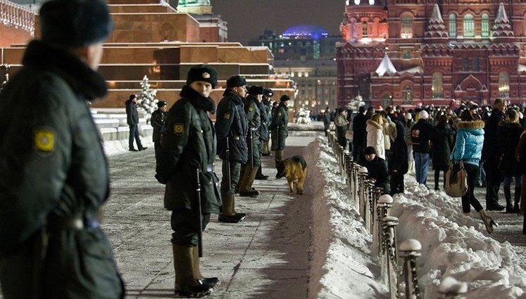 Новый год под конвоем. В Москве и Киеве готовятся к встрече Нового года. ФОТОрепортаж