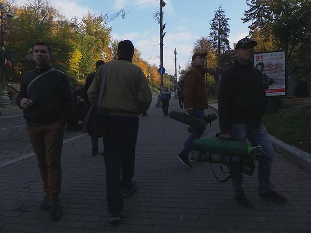 Правоохранители блокировали нардепов и активистов, которые пытались пронести палатки для митингующих под Радой 08