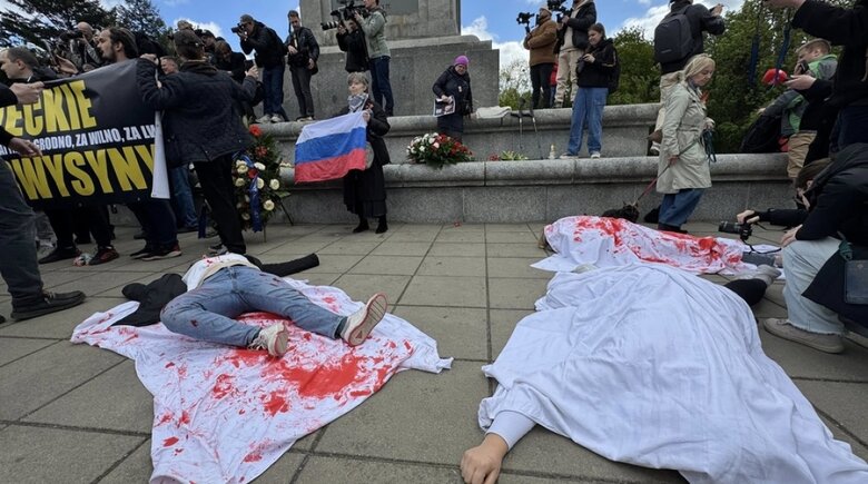 Посол РФ у Польщі прийшов з квітами до пам'ятника радянським солдатам