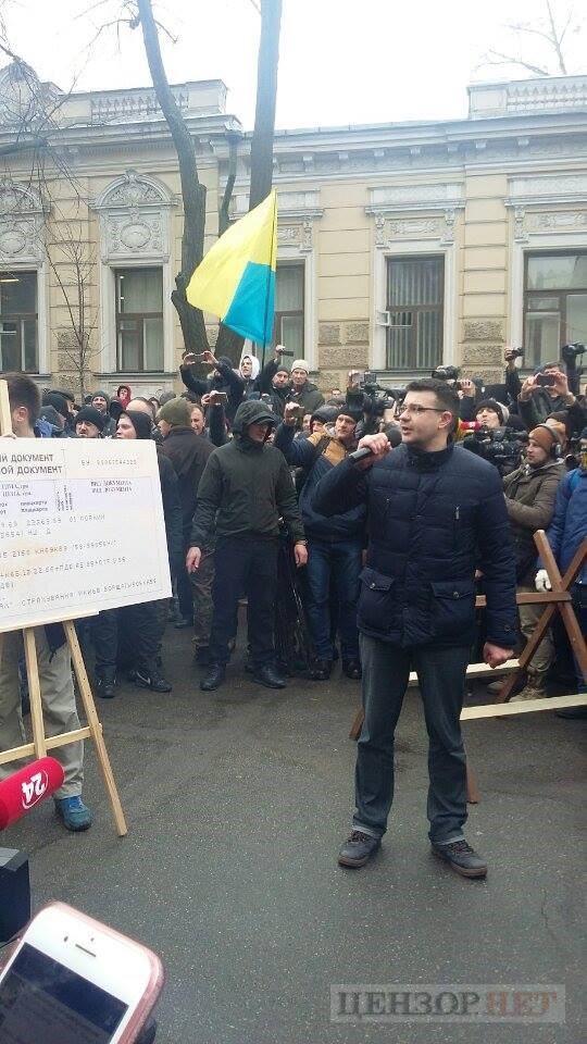 "Солодкої поїздки", - учасники Маршу національної гідності передали Порошенку "квиток" до Липецька і метрову "цукерку" 02 "Солодкої поїздки", - учасники Маршу національної гідності передали Порошенку "квиток" до Липецька і метрову "цукерку" 02
