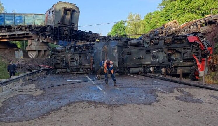 Мости обвалились на потяги в Брянській та Курській області РФ. Місцева влада каже про підрив. 7 загиблих, десятки постраждалих. ФОТОрепортаж