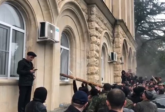 В оккупированной Россией Абхазии протестующие штурмуют администрацию президента 08