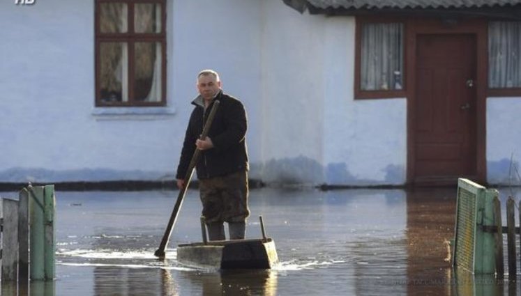 Затопленные украинские села: люди перемещаются на лодках. ФОТОрепортаж