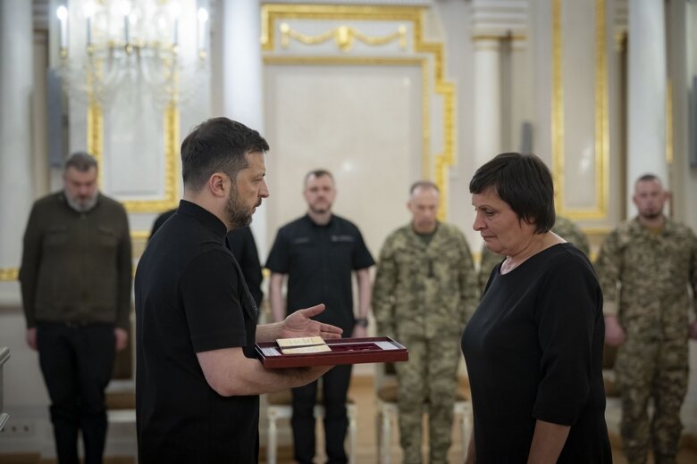 Zelensky presented the awards to seven'ям Героїв України