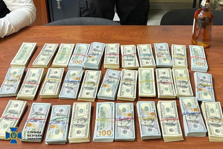 Посадовця Повітряних сил та начальника управління СБУ викрили на хабарі