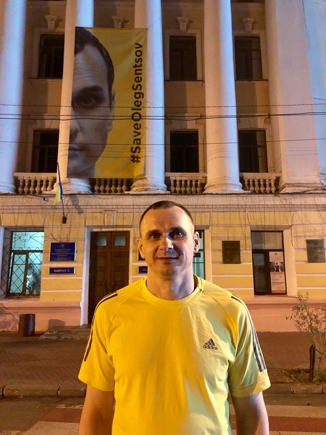 Сенцов сфотографировался на фоне баннера возле Киево-Могилянской академии 05