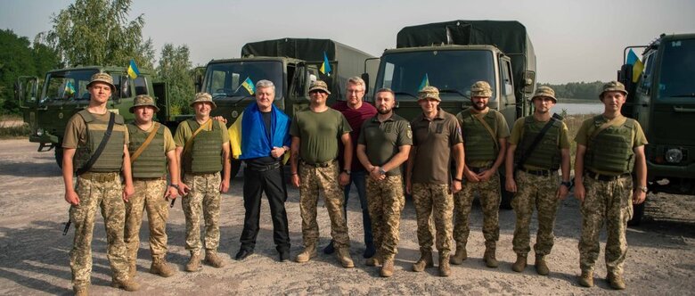 Порошенко передав партію вантажівок Leyland DAF одній з бригад Десантно-штурмових військ ЗСУ 03