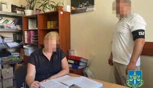 Працівниця житомирської лікарні допомогла виграти у 22 тендерах за винагороду