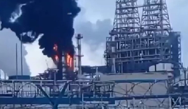 У Росії горить один з найбільших нафтопереробних заводів. ВIДЕО