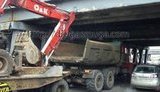 Сегодня в Киеве уникум на КрАЗ-е встряхнул метро Левобережная. ФОТОрепортаж