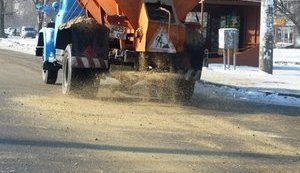 Власти Полтавы заплатят 180 миллионов за уборку дорог с завышенными ценами на песок и соль