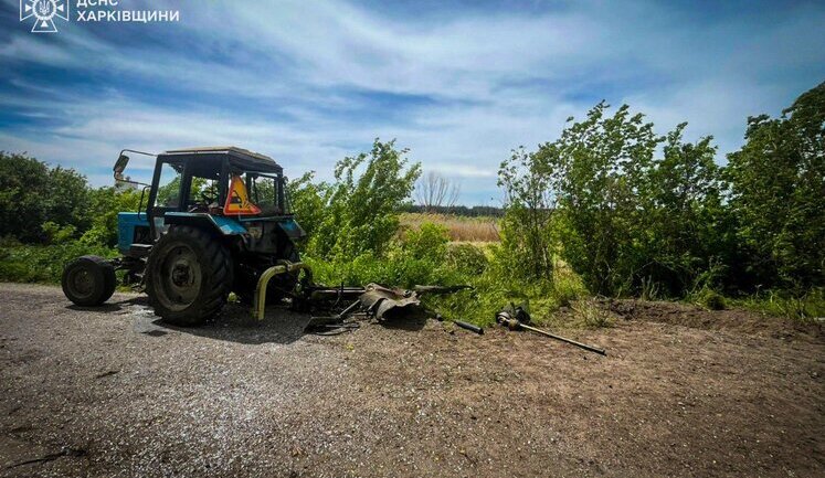 Трактор подорвался на взрывчатке на Харьковщине: пострадал водитель. ФОТОрепортаж