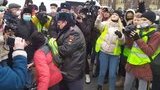 Поліція затримала на мітингу в Росії дитину - десятки дорослих кричать, але бояться її захистити. ВIДЕО