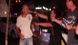 "Скотинюка! Подонок и тварь! Сними автомат, ложись на пол!", - в центре Киева полиция, применив слезоточивый газа, задержала нетрезвую компанию на Land Cruiser. ВИДЕО