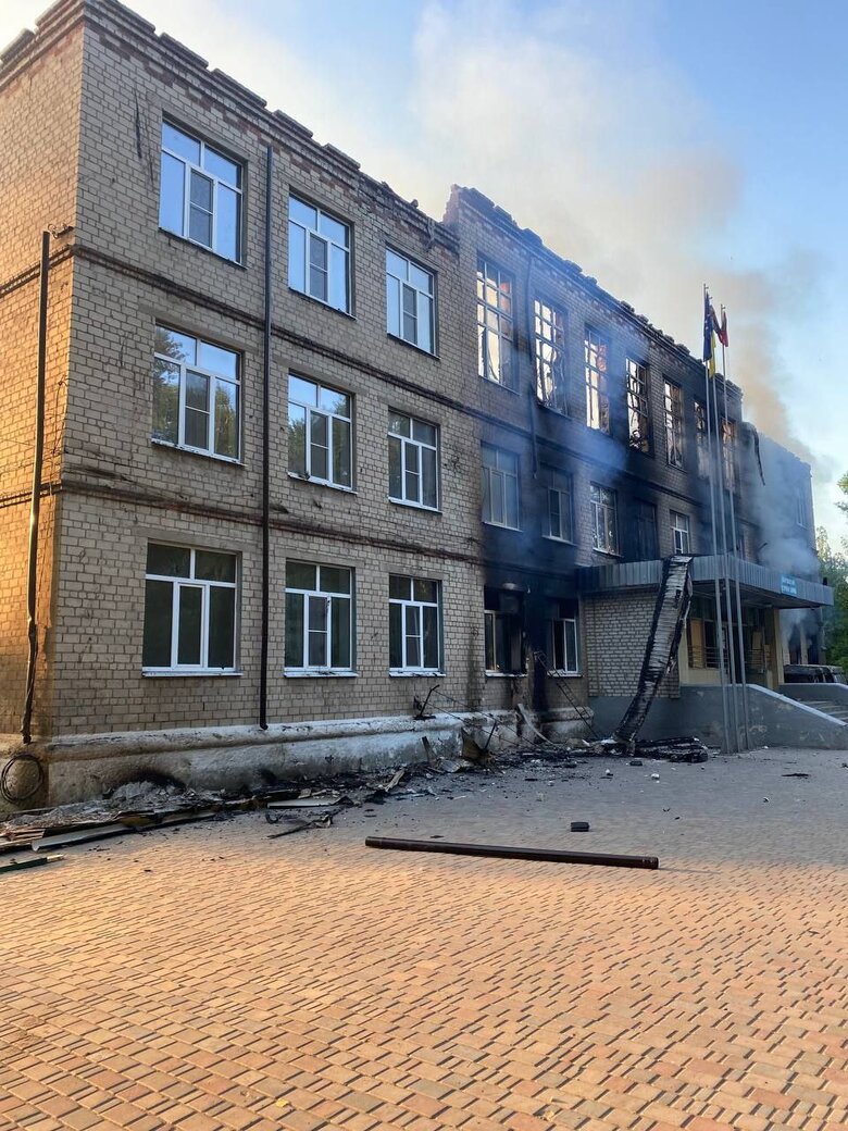 Россияне обстреляли из РСЗО Град школу в Авдеевке, - глава ОВА Кириленко 05