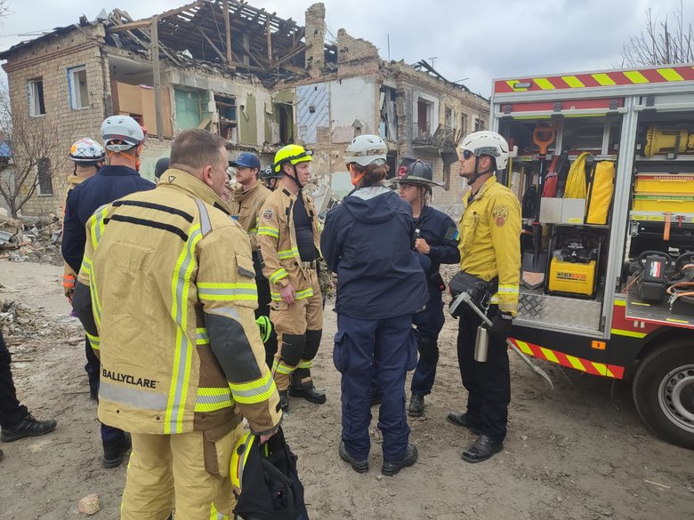 Рятувальники зі США, Австралії, Польщі, Німеччини прибули на підмогу українським колегам 01