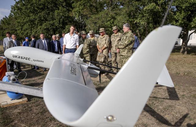 Порошенку показали українські безпілотники і засоби радіоелектронної боротьби 01 Порошенку показали українські безпілотники і засоби радіоелектронної боротьби 01