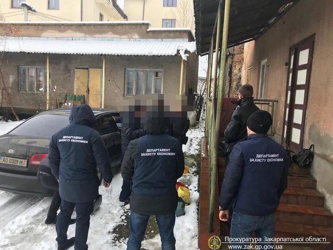 Чиновник ЖКХ задержан при получении $8 тысяч взятки на Закарпатье, - прокуратура 04