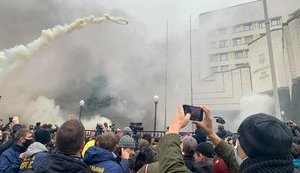 Protesters throw smoke bombs at Ukraine's Constitutional Court. VIDEO&PHOTOS
