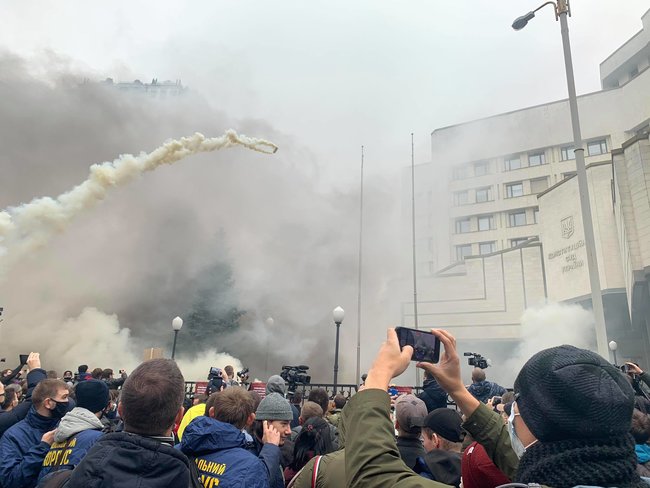 Protesters throw smoke bombs at Ukraines Constitutional Court 09