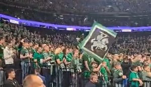 Литовські вболівальники скандують гасло "Слава Україні" під час баскетбольного матчу "Жальгіріса" з іспанською "Басконією". ВIДЕО